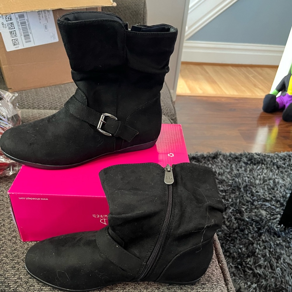 Women Boots. Size 6.5 M in great shape only worn a few times.